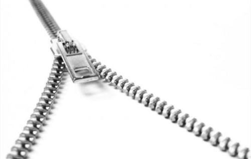 衣服卡拉链里怎么弄出来